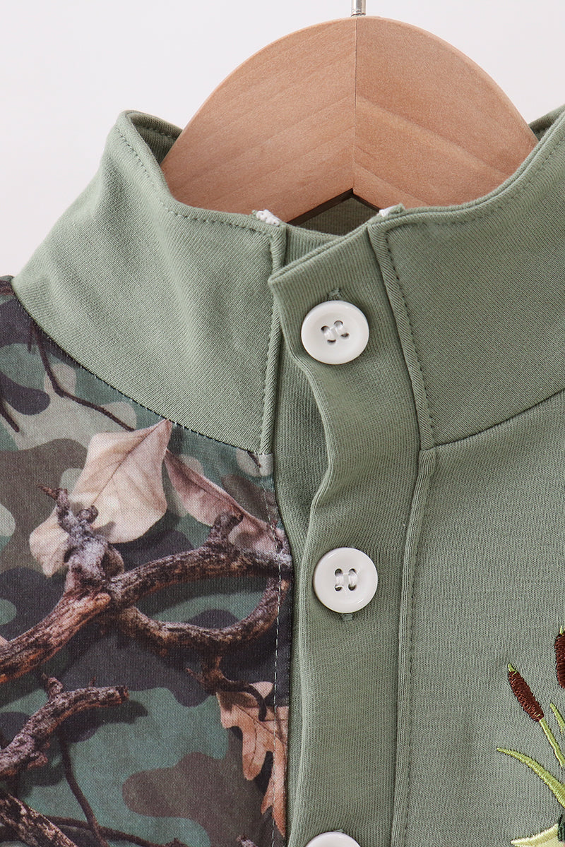 Camouflage dog hunting applique pullover